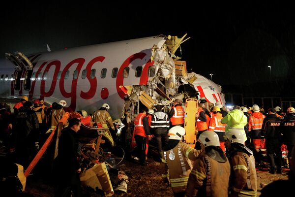 Самолет Boeing-737 авиакомпании Pegasus после жесткой посадки в Международном аэропорту имени Сабихи Гекчен в Стамбуле Самолет Boeing-737 авиакомпании Pegasus после жесткой посадки в Международном аэропорту имени Сабихи Гекчен в Стамбуле