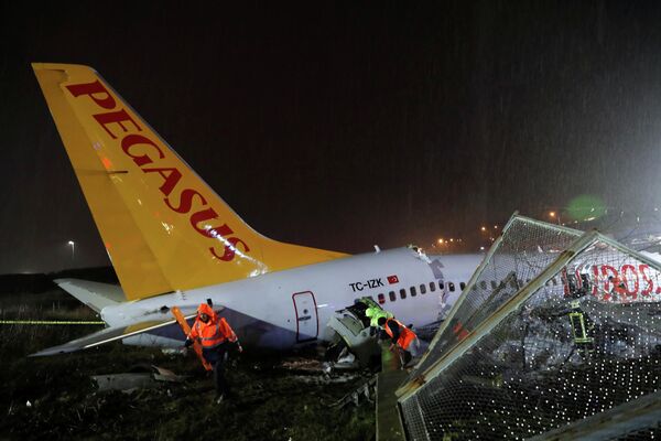 Самолет Boeing-737 авиакомпании Pegasus после жесткой посадки в Международном аэропорту имени Сабихи Гекчен в Стамбуле Самолет Boeing-737 авиакомпании Pegasus после жесткой посадки в Международном аэропорту имени Сабихи Гекчен в Стамбуле