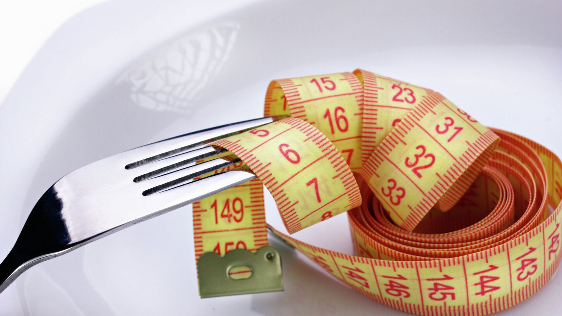Названы мешающие похудению пять вредных привычек