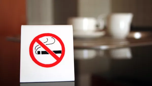 Табличка Курение запрещено. Архивное фото