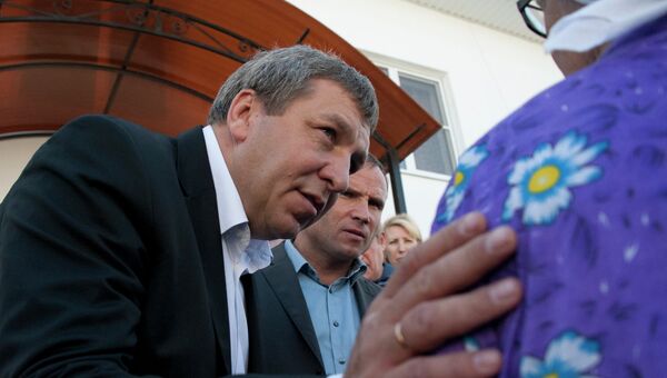 Новый глава Минрегиона РФ Игорь Слюняев общается с жителями Крымска Новый глава Минрегиона РФ Игорь Слюняев общается с жителями Крымска