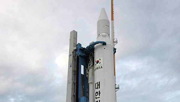 Установка ракеты-носителя KSLV-1 на стартовый комплекс Установка ракеты-носителя KSLV-1 на стартовый комплекс