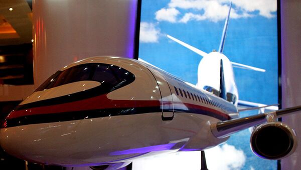 Макет самолета SSJ-100 на выставке Indo Defence 2012 в Джакарте. Архив Макет самолета SSJ-100 на выставке Indo Defence 2012 в Джакарте. Архив