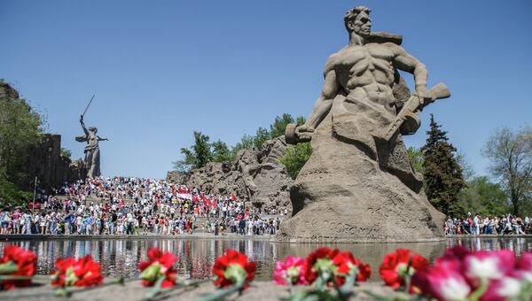 Цветы у мемориального комплекса Мамаев Курган в Волгограде. Архив Цветы у мемориального комплекса Мамаев Курган в Волгограде. Архив