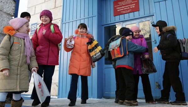Дети у входа в школу Дети у входа в школу
