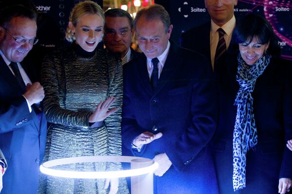Актриса Диана Крюгер и мэр Парижа Бертран Деланоэ включили рождественские огни на Елисейских полях Актриса Диана Крюгер и мэр Парижа Бертран Деланоэ включили рождественские огни на Елисейских полях