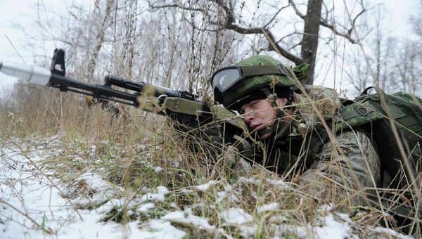Военнослужащий демонстрируют боевую экипировку Ратник. Архивное фото Военнослужащий демонстрируют боевую экипировку Ратник. Архивное фото