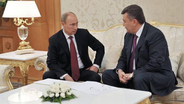 Президент России Владимир Путин (слева) и президент Украины Виктор Янукович во время встречи в Ашхабаде. Президент России Владимир Путин (слева) и президент Украины Виктор Янукович во время встречи в Ашхабаде.