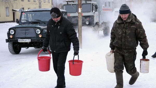 Жители поселка Хову-Аксы несут воду к себе домой, январь 2013 Жители поселка Хову-Аксы несут воду к себе домой, январь 2013