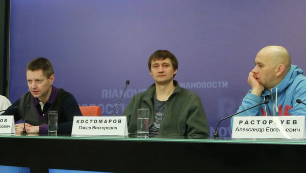 Режиссеры Павел Костомаров, Александр Расторгуев и журналист Алексей Пивоваров на пресс-конференции в РИА Новости Режиссеры Павел Костомаров, Александр Расторгуев и журналист Алексей Пивоваров на пресс-конференции в РИА Новости