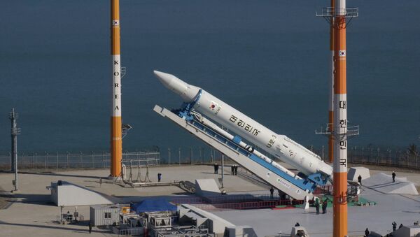 Южнокорейская ракета KSLV-1 или Naro-1 на стартовой площадке Южнокорейская ракета KSLV-1 или Naro-1 на стартовой площадке