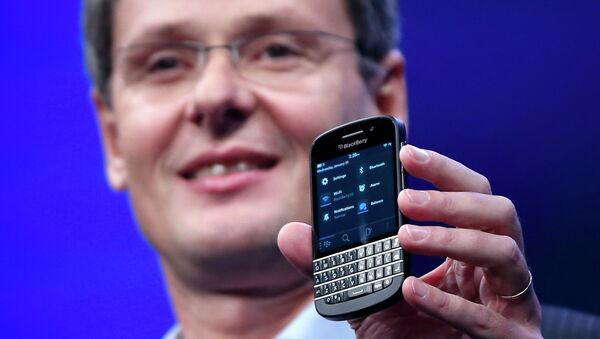 Гендиректор RIM Торстен Хейнс демонстирует смартфон на базе системы BlackBerry 10 Гендиректор RIM Торстен Хейнс демонстирует смартфон на базе системы BlackBerry 10