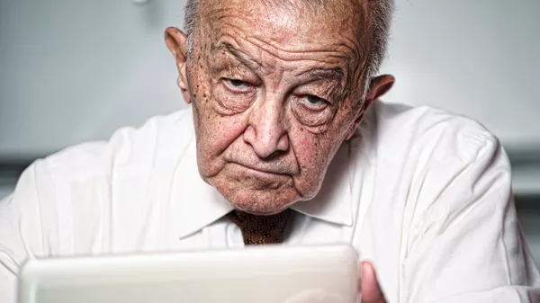 Мужчина работает за компьютером