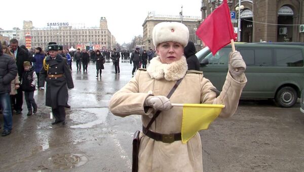 Регулировщицы с флажками и Т-34. Кадры военного парада в Волгограде Регулировщицы с флажками и Т-34. Кадры военного парада в Волгограде
