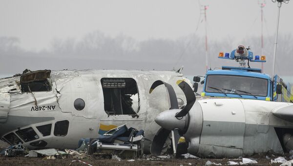 Обломки упавшего самолета Ан-24 под Донецком Обломки упавшего самолета Ан-24 под Донецком