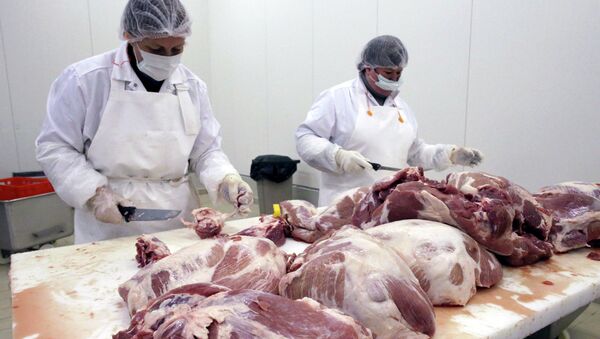 Сотрудники мясоперерабатывающего завода ООО Отечественный продукт группы компаний Черкизово в городе Правдинске Калининградской области во время работы. Архивное фото Сотрудники мясоперерабатывающего завода ООО Отечественный продукт группы компаний Черкизово в городе Правдинске Калининградской области во время работы. Архивное фото