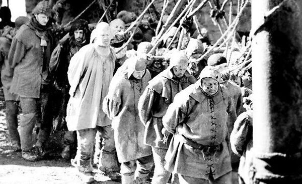 Кадр из фильма Трудно быть богом (История арканарской резни) Кадр из фильма Трудно быть богом (История арканарской резни)