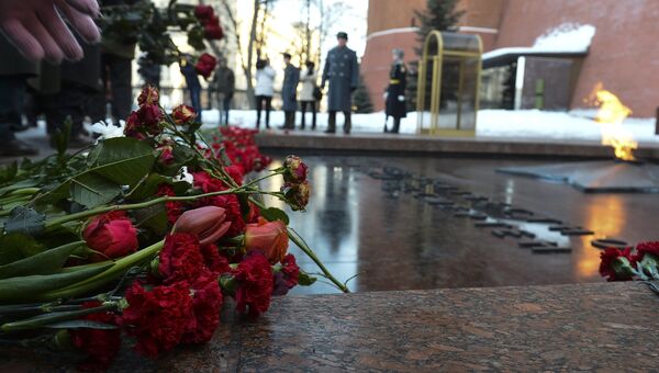 Возложение цветов к Могиле Неизвестного Солдата. Архивное фото Возложение цветов к Могиле Неизвестного Солдата. Архивное фото