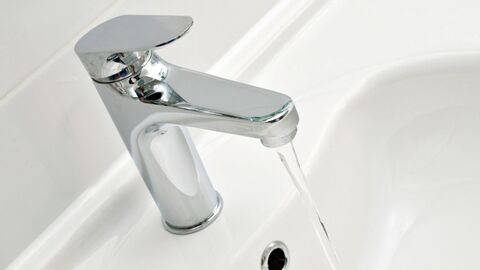 Вода течет из крана Вода течет из крана