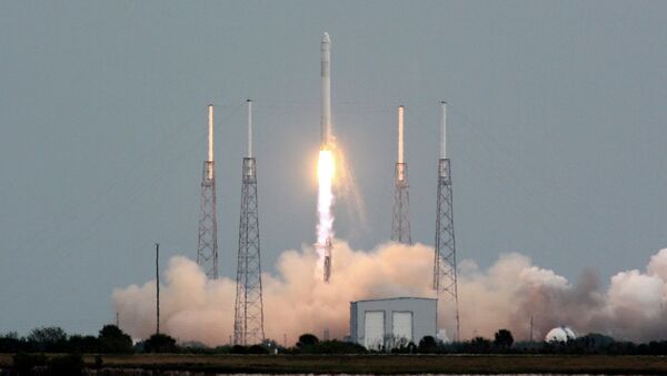 Старт ракеты-носителя Falcon 9 с грузовиком Dragon с мыса Канаверал Старт ракеты-носителя Falcon 9 с грузовиком Dragon с мыса Канаверал