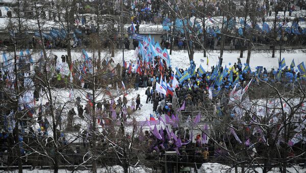 Участники шествия В защиту детей на митинге в Новопушкинском сквере в Москве Участники шествия В защиту детей на митинге в Новопушкинском сквере в Москве