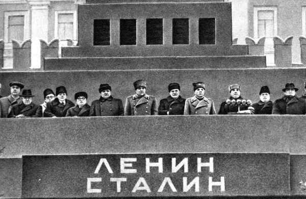 Трибуна Мавзолея в день похорон Иосифа Виссарионовича Сталина Трибуна Мавзолея в день похорон Иосифа Виссарионовича Сталина
