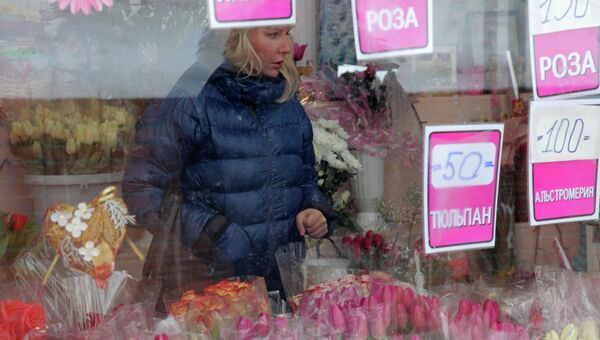 Продажа цветов в преддверии Международного женского дня. Архивное фото Продажа цветов в преддверии Международного женского дня. Архивное фото