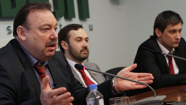Бывший депутат Госдумы Геннадий Гудков и депутаты Госдумы Илья Пономарев и Дмитрий Гудков (слева направо) Бывший депутат Госдумы Геннадий Гудков и депутаты Госдумы Илья Пономарев и Дмитрий Гудков (слева направо)