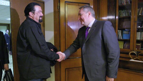 Вице-премьер РФ Дмитрий Рогозин с американским актером Стивеном Сигалом Вице-премьер РФ Дмитрий Рогозин с американским актером Стивеном Сигалом