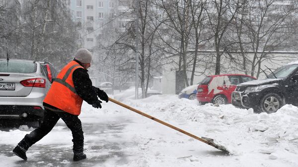 Дворник убирает снег Дворник убирает снег