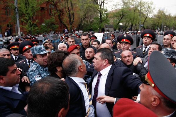 Столкновения сторонников Раффи Ованнисяна с полицией в Ереване Столкновения сторонников Раффи Ованнисяна с полицией в Ереване