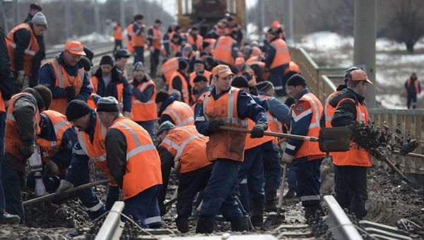 Рабочие Московско-окружной дистанции пути ведут ремонтные работы на мосту железной дороги Павелецкого направления Рабочие Московско-окружной дистанции пути ведут ремонтные работы на мосту железной дороги Павелецкого направления