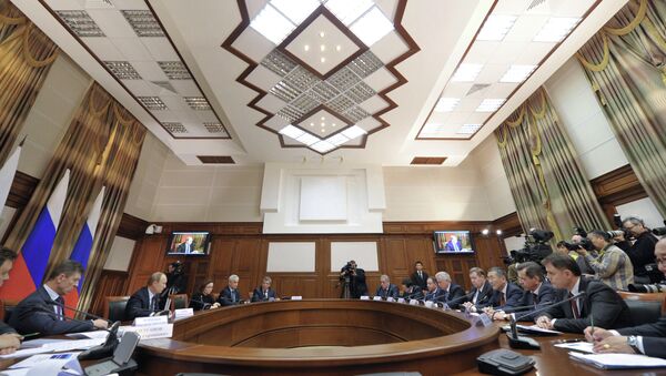 Владимир Путин (третий слева) проводит совещание по вопросам переселения граждан из аварийного жилищного фонда Владимир Путин (третий слева) проводит совещание по вопросам переселения граждан из аварийного жилищного фонда