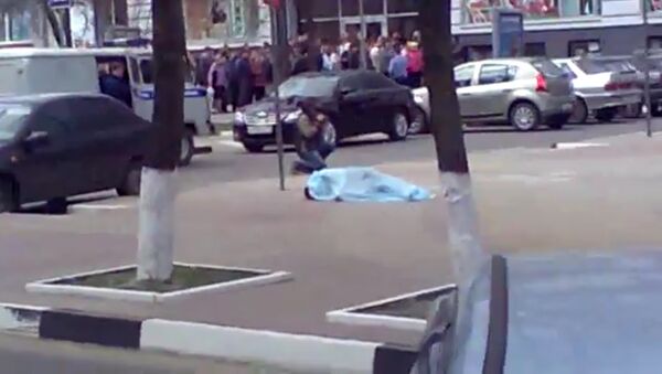 Неизвестный устроил стрельбу по прохожим в Белгороде. Кадры очевидца Неизвестный устроил стрельбу по прохожим в Белгороде. Кадры очевидца