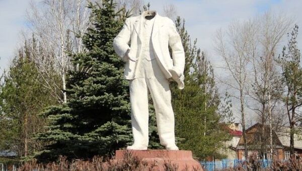 Хулиганы в Костроме оторвали голову памятнику Ленину Хулиганы в Костроме оторвали голову памятнику Ленину
