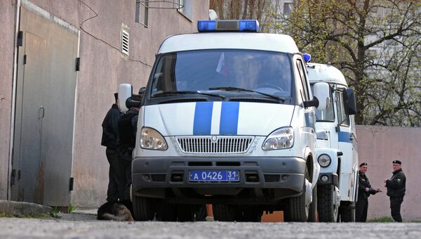 Сотрудники правоохранительных органов дежурят возле здания Свердловского районного суда в Белгороде, где находится Сергей Помазун Сотрудники правоохранительных органов дежурят возле здания Свердловского районного суда в Белгороде, где находится Сергей Помазун