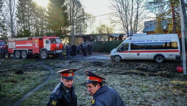 Полицейские и пожарные машины у въезда на территорию психиатрической больницы №14 Дмитровского муниципального района, поселка Раменский Полицейские и пожарные машины у въезда на территорию психиатрической больницы №14 Дмитровского муниципального района, поселка Раменский