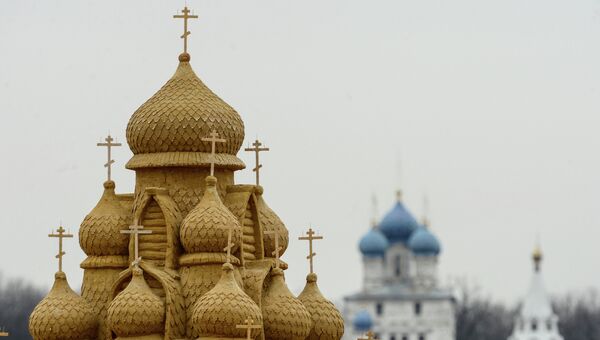 На выставке скульптур из песка в музее-заповеднике Коломенское, архивное фото На выставке скульптур из песка в музее-заповеднике Коломенское, архивное фото