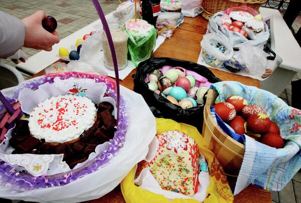 Пасхальные куличи, яйца и домашняя снедь Пасхальные куличи, яйца и домашняя снедь