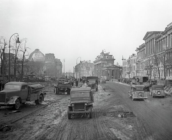 Берлин весной 1945 года. Вдали слева видно здание Рейхстага Берлин весной 1945 года. Вдали слева видно здание Рейхстага