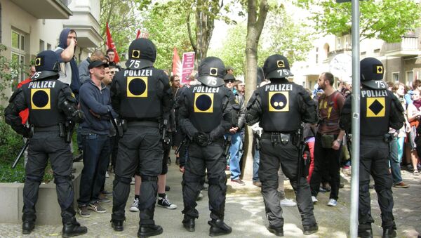 Полиция охраняет шествие неонацистов в Берлине Полиция охраняет шествие неонацистов в Берлине
