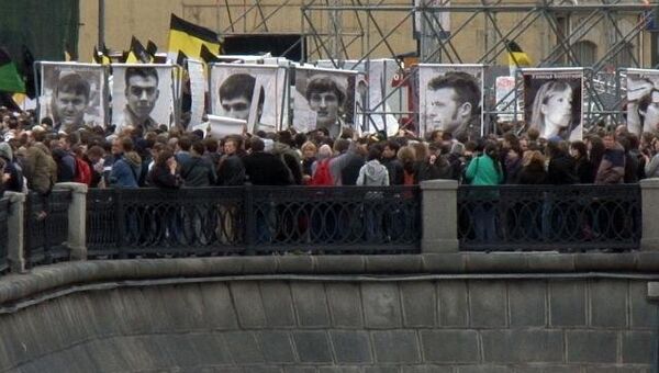 Митинг на Болотной: оппозиция в грузовике и цветы на месте гибели рабочего Митинг на Болотной: оппозиция в грузовике и цветы на месте гибели рабочего