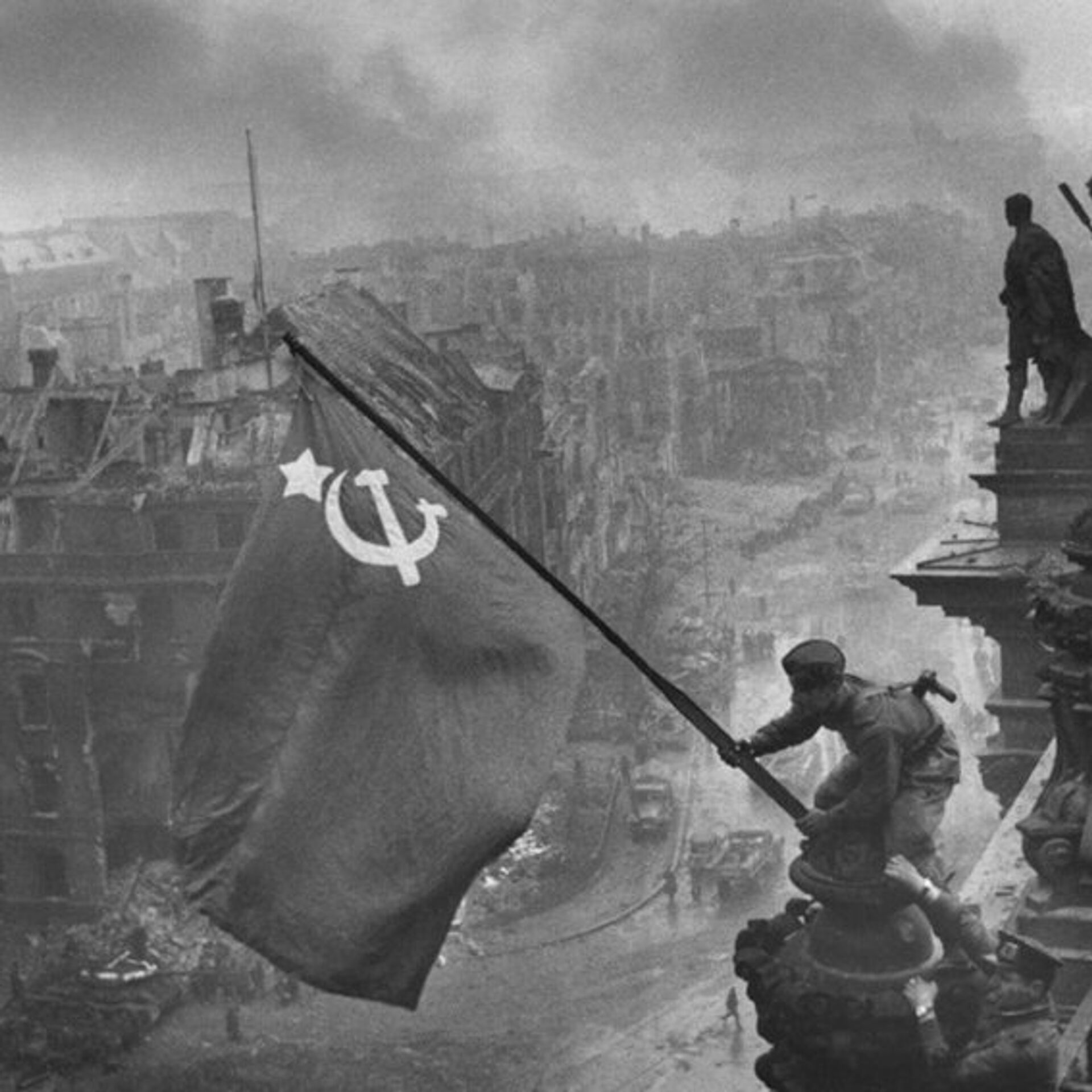 Победное знамя над рейхстагом фото