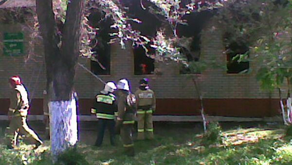 Сотрудники МЧС работают на месте пожара на территории поликлиники в городе Энгельс Саратовской области Сотрудники МЧС работают на месте пожара на территории поликлиники в городе Энгельс Саратовской области