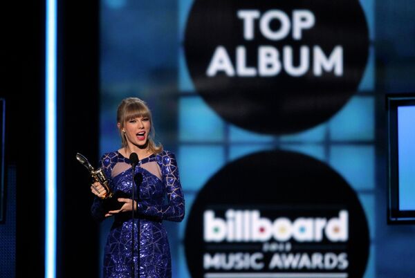 Певица Тейлор Свифт на церемонии вручени наград журнала Billboard Певица Тейлор Свифт на церемонии вручени наград журнала Billboard
