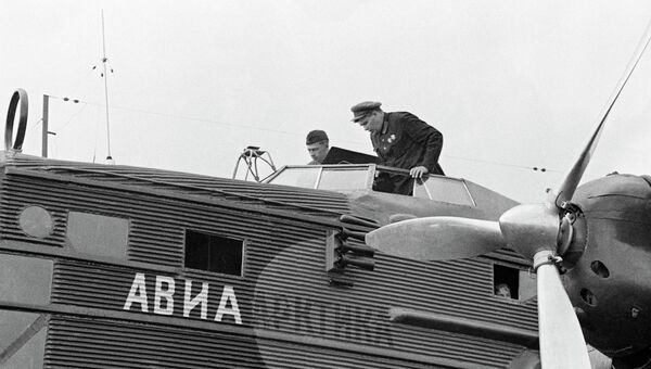 Герой Советского Союза, летчик Михаил Водопьянов перед полетом в Арктику, архивное фото Герой Советского Союза, летчик Михаил Водопьянов перед полетом в Арктику, архивное фото