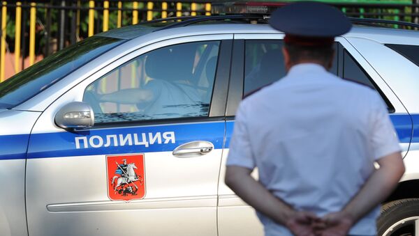 Полицейский автомобиль и сотрудник полиции. Полицейский автомобиль и сотрудник полиции.