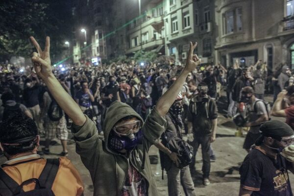 Протестующие строят баррикады во время столкновения с сотрудниками полиции в Стамбуле Протестующие строят баррикады во время столкновения с сотрудниками полиции в Стамбуле