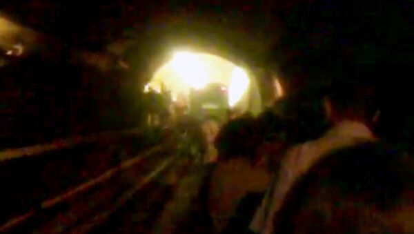 Москвичи гуськом пробирались по тоннелю метро к выходу из-за пожара Москвичи гуськом пробирались по тоннелю метро к выходу из-за пожара