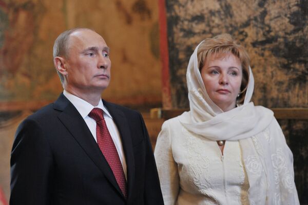 На фото: 7 мая 2012. Президент России Владимир Путин с супругой Людмилой после церемонии вступления в должность в Благовещенском соборе Кремля На фото: 7 мая 2012. Президент России Владимир Путин с супругой Людмилой после церемонии вступления в должность в Благовещенском соборе Кремля